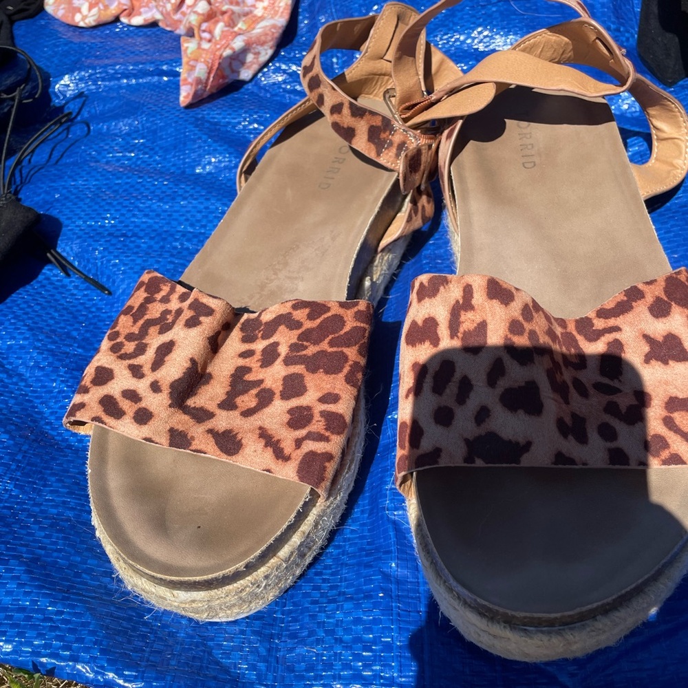 Wide width sandals